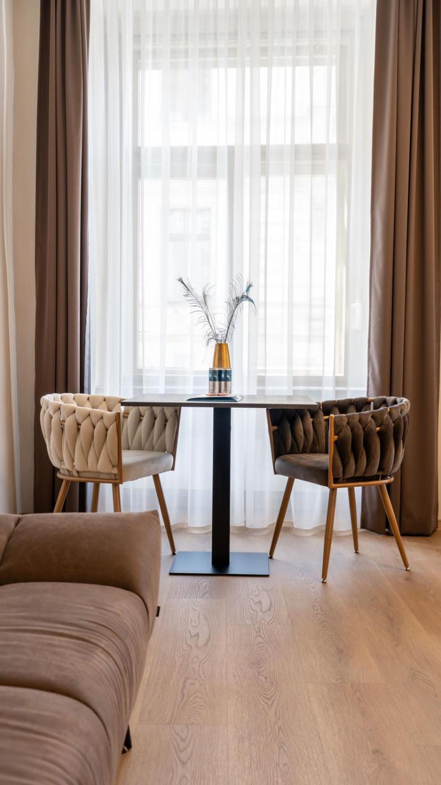 Aparthotel Lavilo Main Square Грац Екстериор снимка
